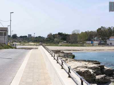 ...e percorrere all�incirca duecento metri: solo allora la caletta apparir� alla nostra vista